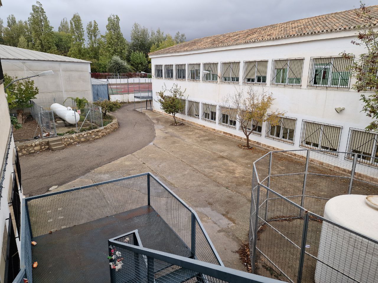 Patio visto desde las escaleras metálicas